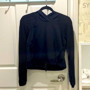 This is a almost brand new Lululemon workout top! Only worn 2 times.